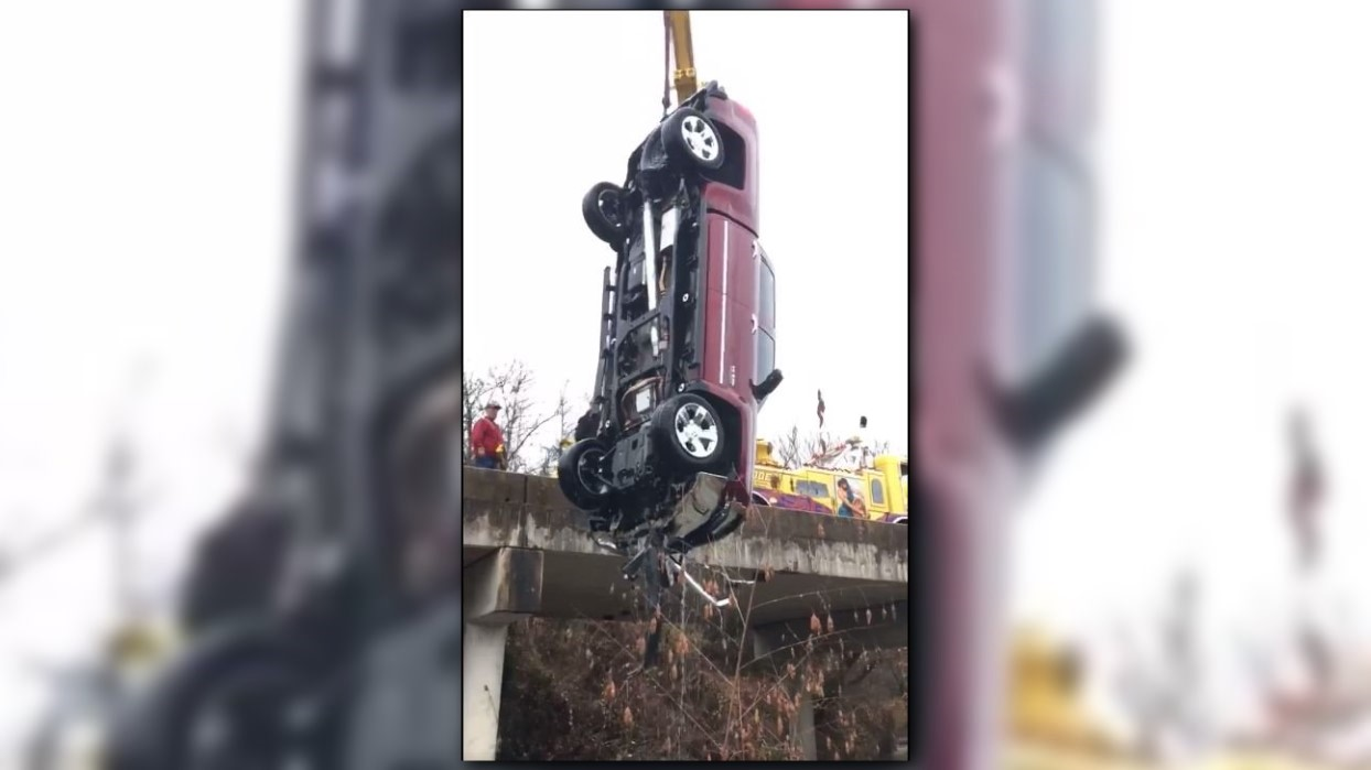 VIDEO Crane lifts pickup out of a Killeen creek after driver goes off